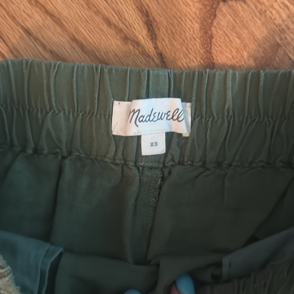 Made well, Olive, green breeze woven elastic cropped pants - Picture 2 of 3